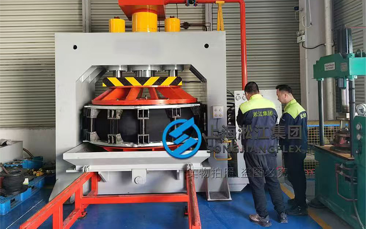 Professional hydraulic pressure testing of industrial rubber compensators - quality control at Songjiangflex